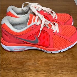 Women’s DUAL Fusion Nike shoes size 7